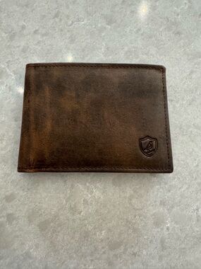 Men's Classic Bi-Fold Leather Wallet - Brown